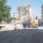 Yol ortasında kalan bir bina daha yıkıldı