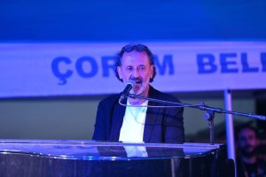 Yücel Arzen’den muhteşem performans