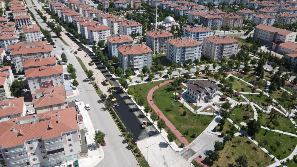 Yenilenen Bişkek Caddesi asfaltla buluştu