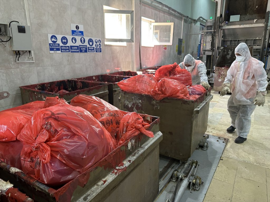 Tıbbi atıklar, çevre dostu tesiste bertaraf ediliyor