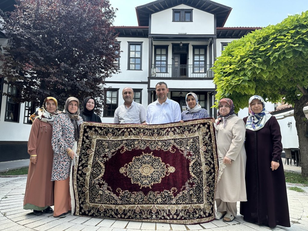 İlmek ilmek işlenen halılar müşterisiyle buluşuyor