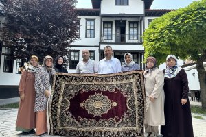 İlmek ilmek işlenen halılar müşterisiyle buluşuyor