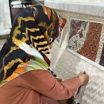 İlmek ilmek işlenen halılar müşterisiyle buluşuyor