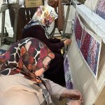 İlmek ilmek işlenen halılar müşterisiyle buluşuyor