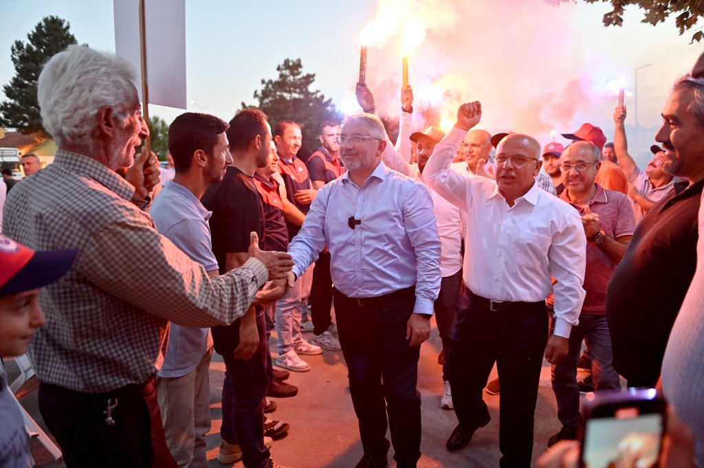 Başkan Aşgın’a işçilerden yoğun sevgi gösterisi