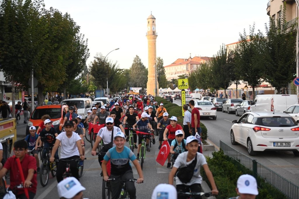Belediye bisikletle şehir turu düzenliyor