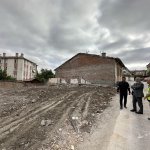 Belediye, yeni yollar için kamulaştırdığı yerleri yıkıyor