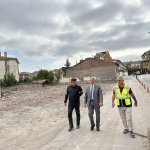 Belediye, yeni yollar için kamulaştırdığı yerleri yıkıyor
