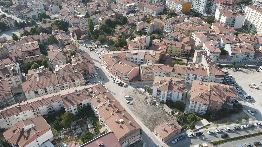 Belediye, yeni yollar için kamulaştırdığı yerleri yıkıyor