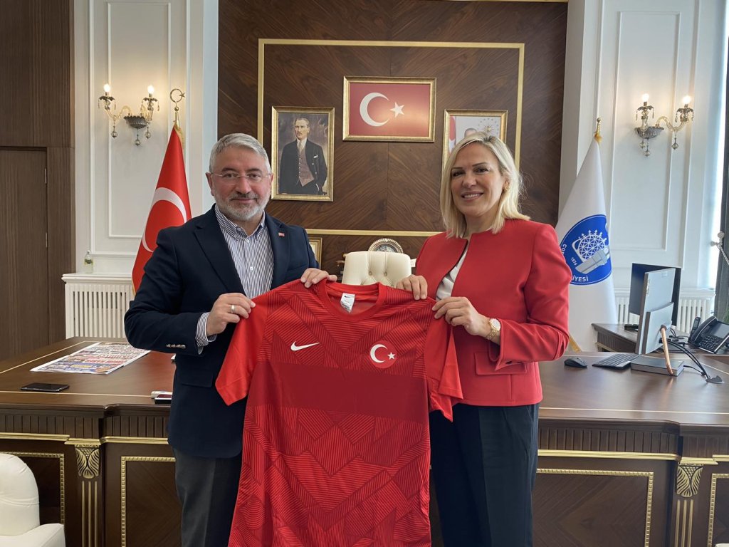 Başkan Aşgın’a milli takım forması