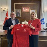 Başkan Aşgın’a milli takım forması