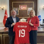 Başkan Aşgın’a milli takım forması