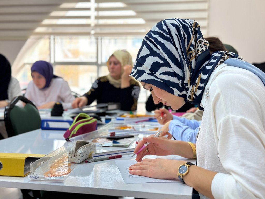 İhtisas atölyelerinde kadınlar meslek sahibi oluyor