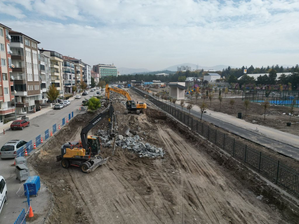 Millet Bahçesi yanında yol ve otopark çalışması 