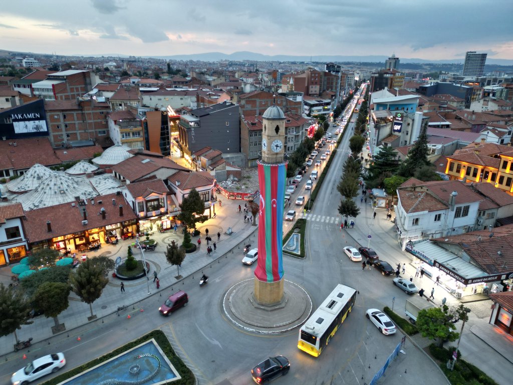 Saat kulesine kardeşlik bayrağı