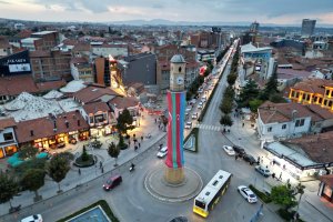 Saat kulesine kardeşlik bayrağı