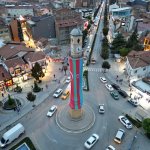 Saat kulesine kardeşlik bayrağı