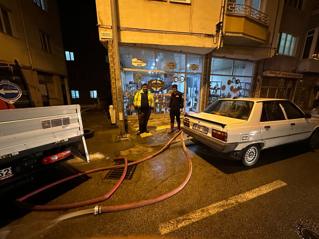 Sağanak yağmurda belediye ekipleri görev başında