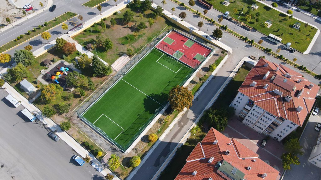 Semt sahaları yenilendi