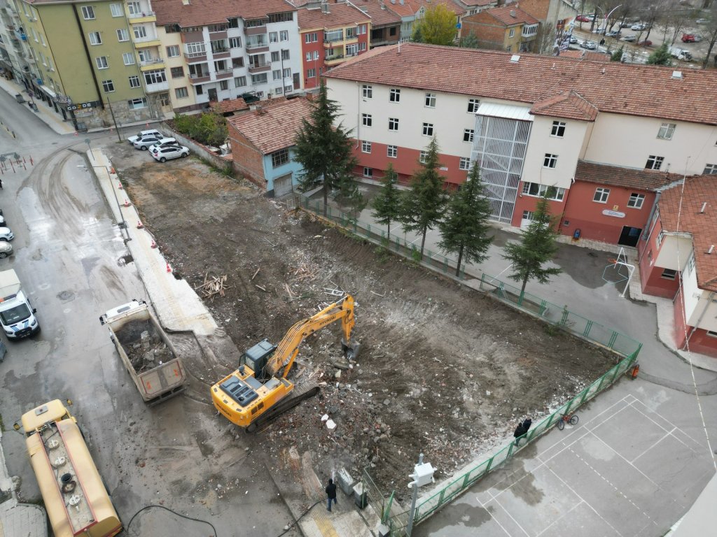 Belediye, İmam Hatip Lisesi bahçesini genişletiyor