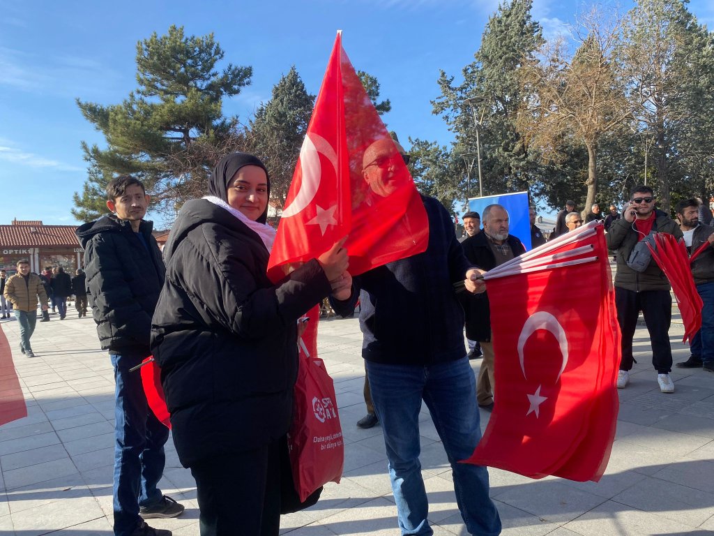 Belediyeden vatandaşlara Türk Bayrağı