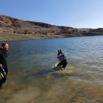 Barajda mahsur kalan traktör sürücünü itfaiye kurtardı 