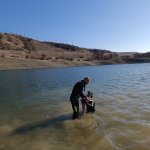 Barajda mahsur kalan traktör sürücünü itfaiye kurtardı 