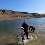 Barajda mahsur kalan traktör sürücünü itfaiye kurtardı 