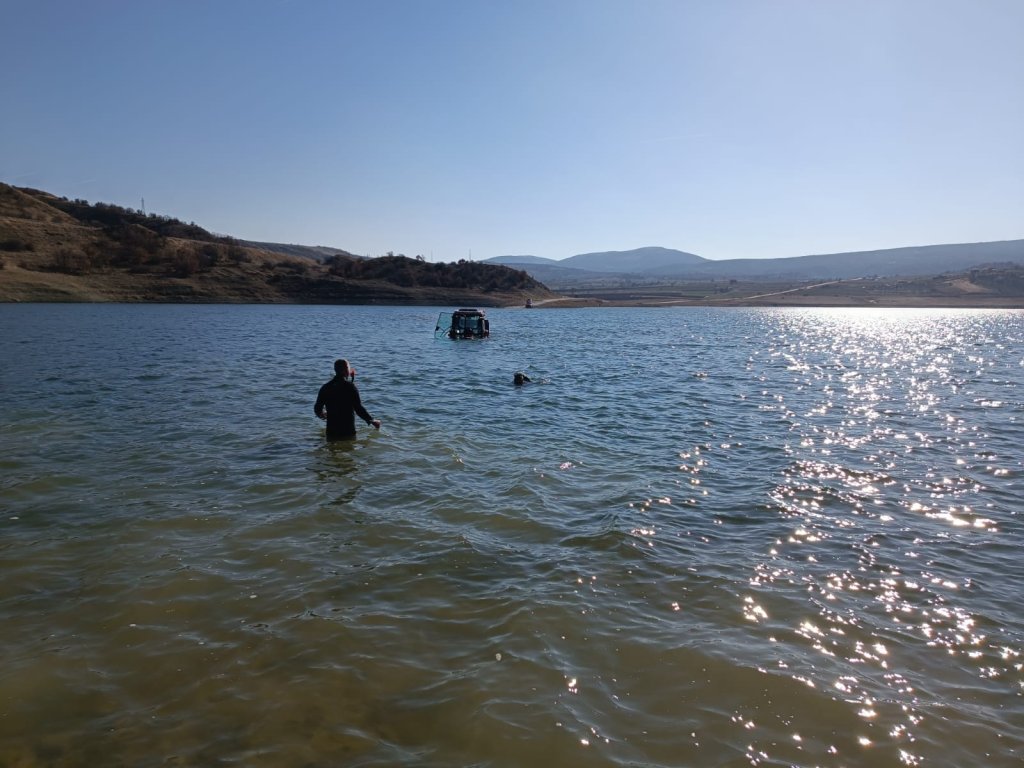 Barajda mahsur kalan traktör sürücünü itfaiye kurtardı 