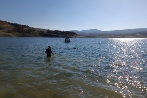 Barajda mahsur kalan traktör sürücünü itfaiye kurtardı 