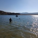 Barajda mahsur kalan traktör sürücünü itfaiye kurtardı 