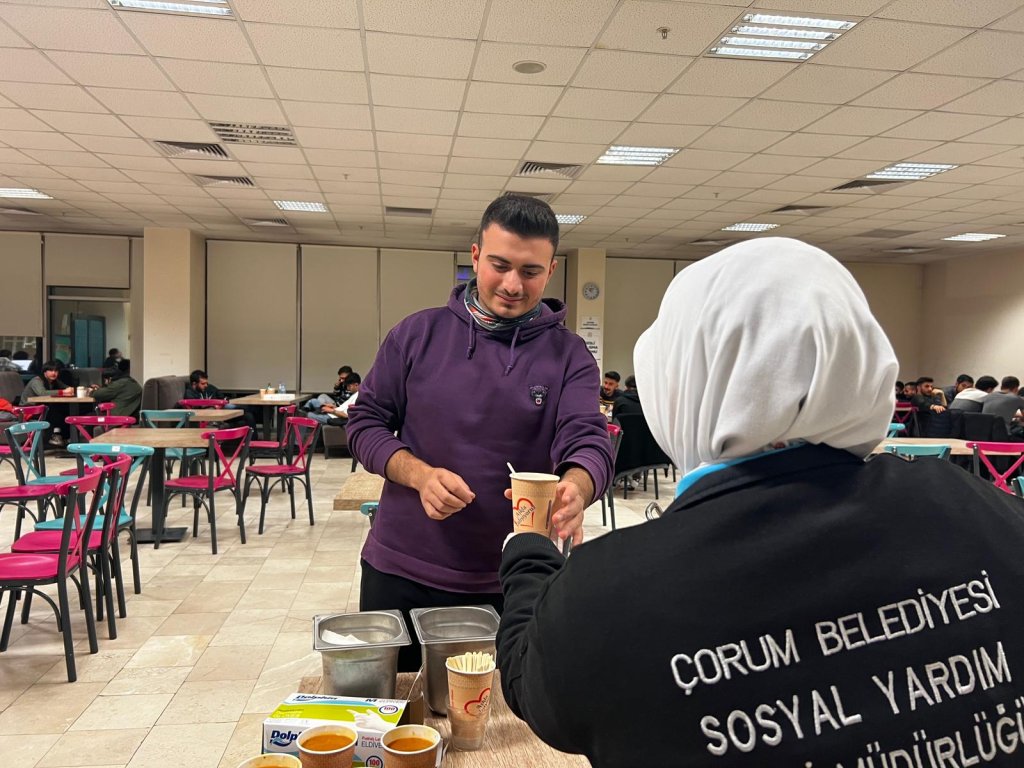 Belediyeden üniversite öğrencilerine çorba ikramı