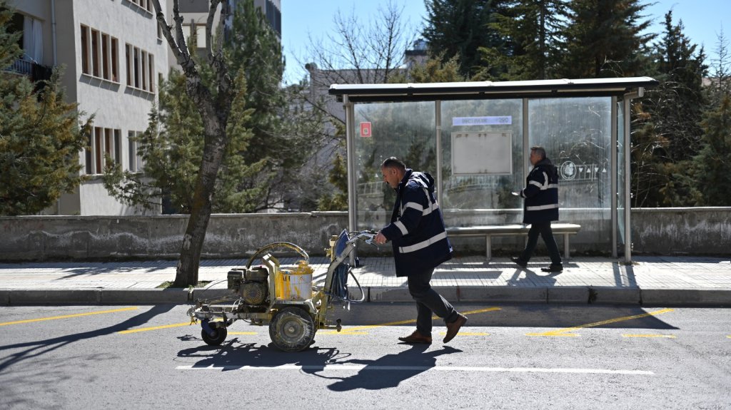 Otobüs durakları yol çizgileri ile belirleniyor