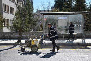 Otobüs durakları yol çizgileri ile belirleniyor