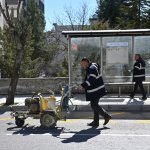 Otobüs durakları yol çizgileri ile belirleniyor