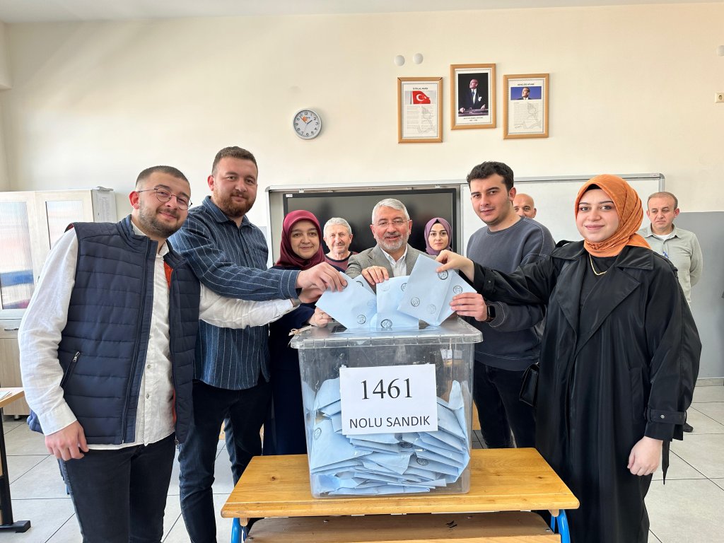 Başkan Aşgın ailesiyle birlikte oy kullandı 