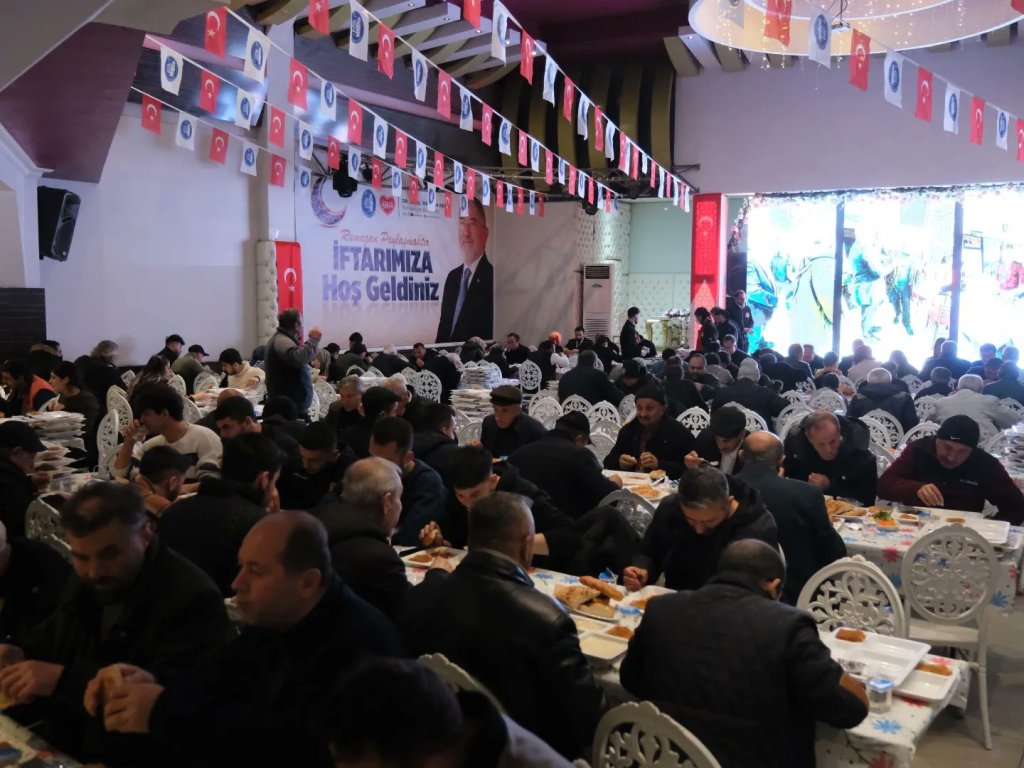 Belediyenin iftar sofrasında ilk oruç açıldı