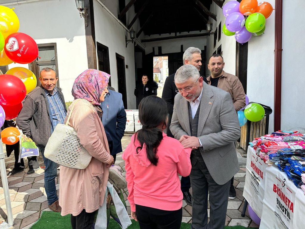 Çorum Belediyesi, 1571 çocuğa bayramlık kıyafet dağıttı