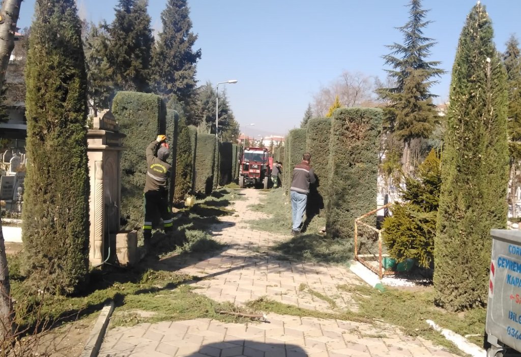 Mezarlıklar bayrama hazırlanıyor