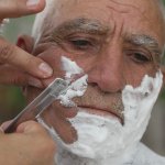 Yaşlılar için evde tıraş hizmeti 