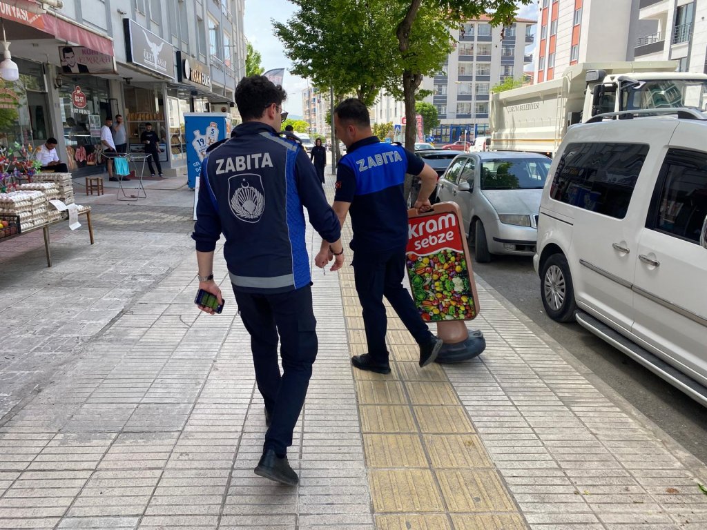 Belediye, kaldırım işgali yapan esnafı uyardı