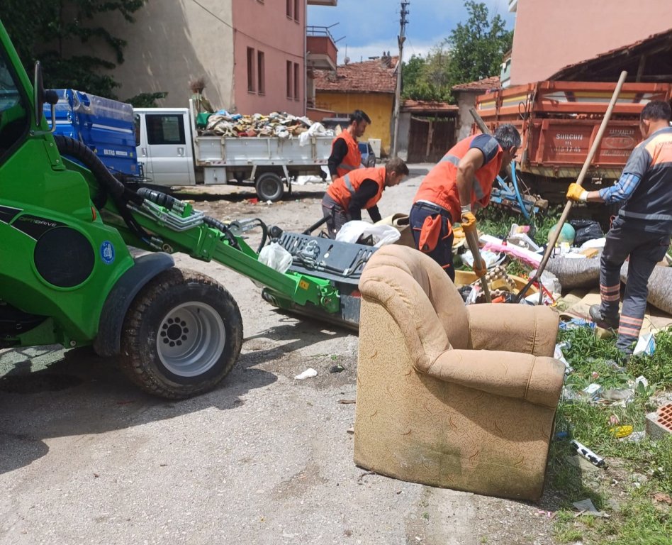 Çöp eve belediye ekipleri müdahale etti