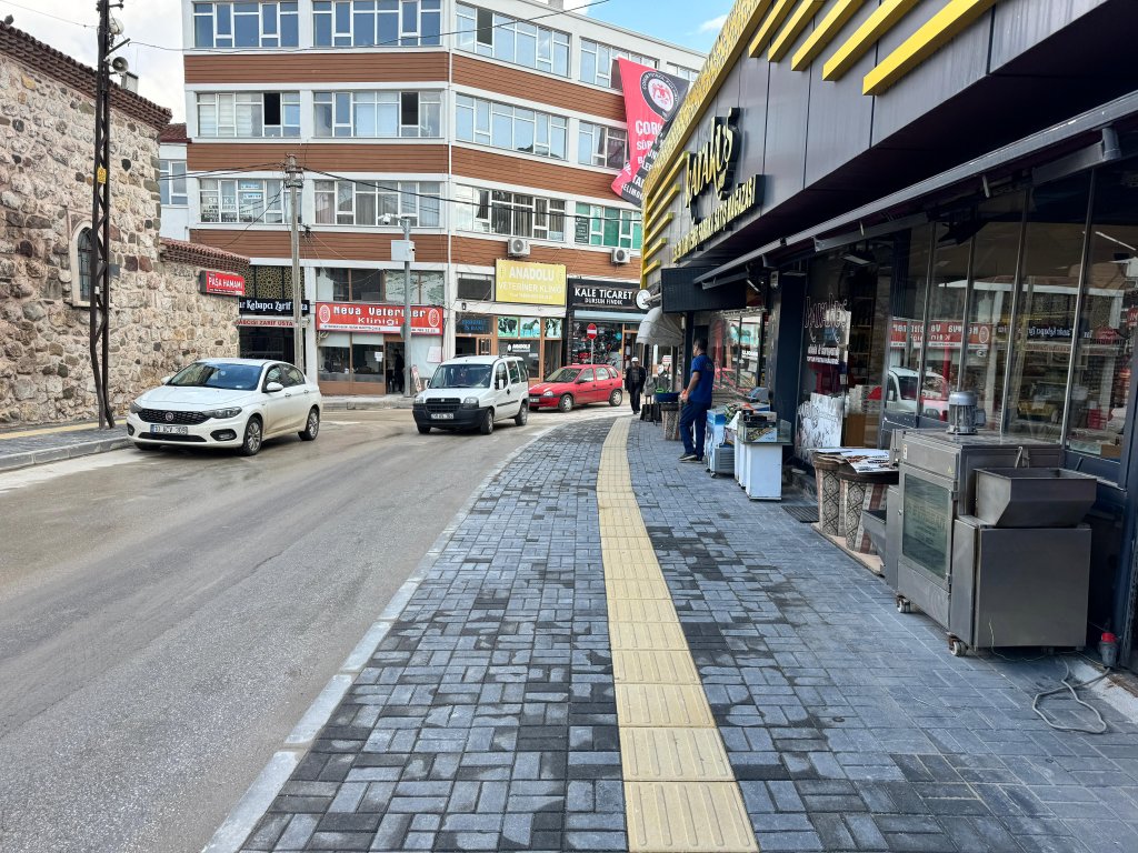 Belediye, Taşhan Caddesi'nin kaldırımlarını yeniledi