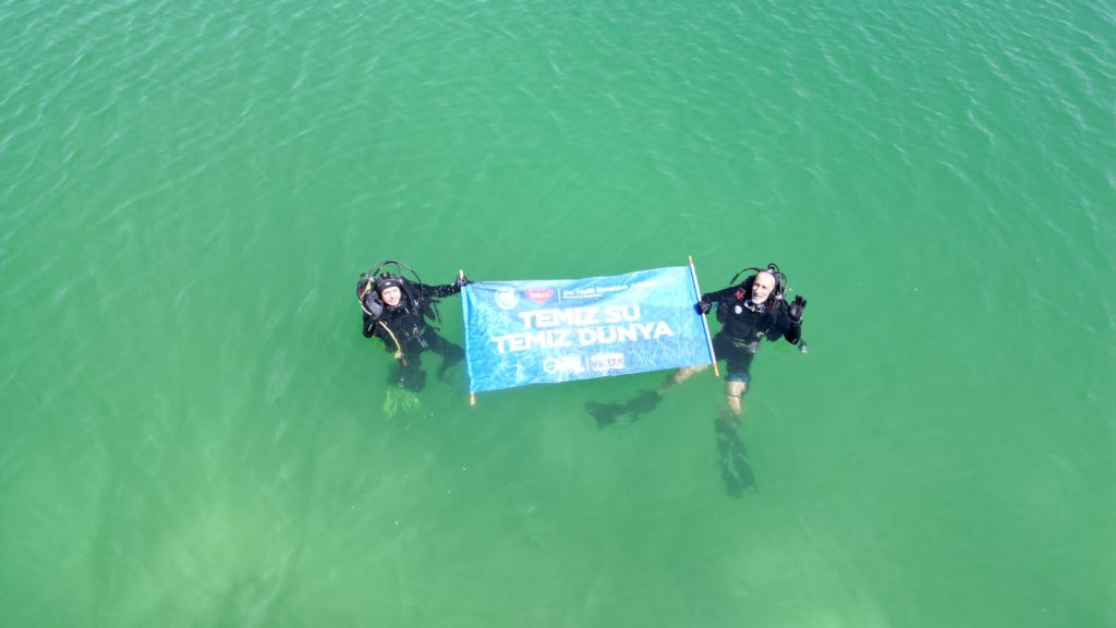 Balık adamlar daha temiz bir çevre için daldı 