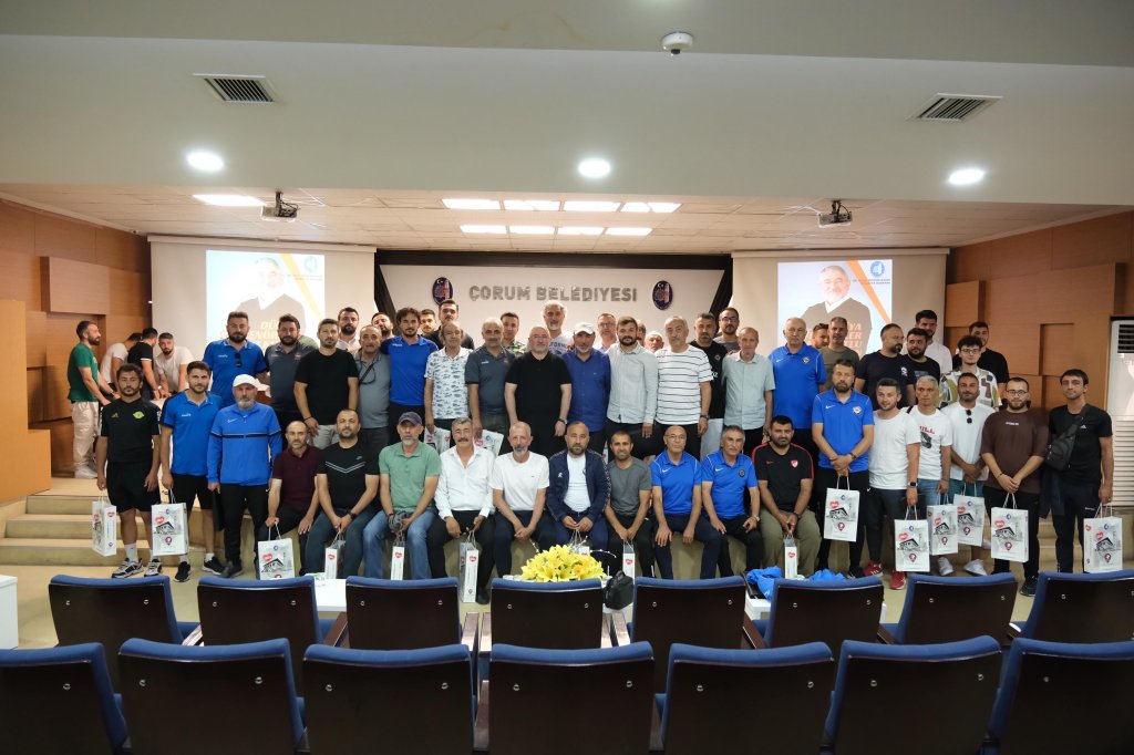 Belediyeden Antrenörlere Malzeme Desteği