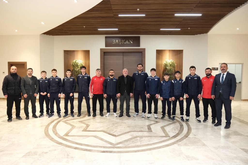 Azerbaycanlı güreşçilerden Başkan Aşgın’a ziyaret