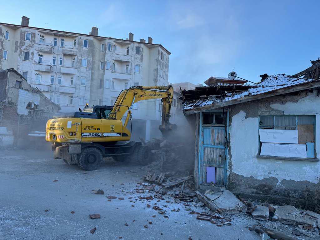 Tehlike arz eden metruk binalar yıkılıyor 