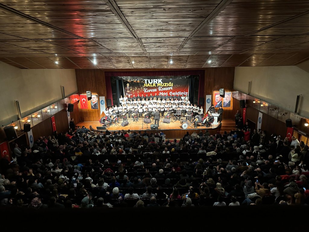 THM konserine türkü severlerden yoğun ilgi