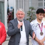 Avrupa Üçüncüsü Güreşçiye Coşkulu Karşılama