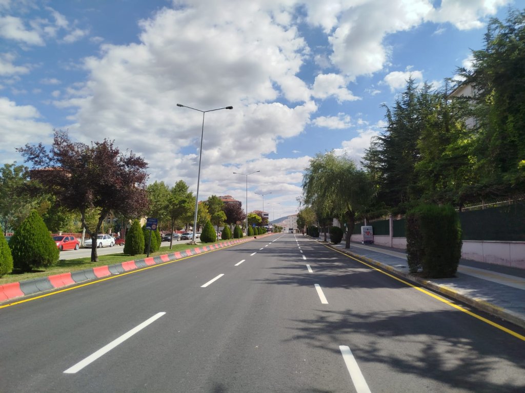 Yol çizgileri yenileniyor 